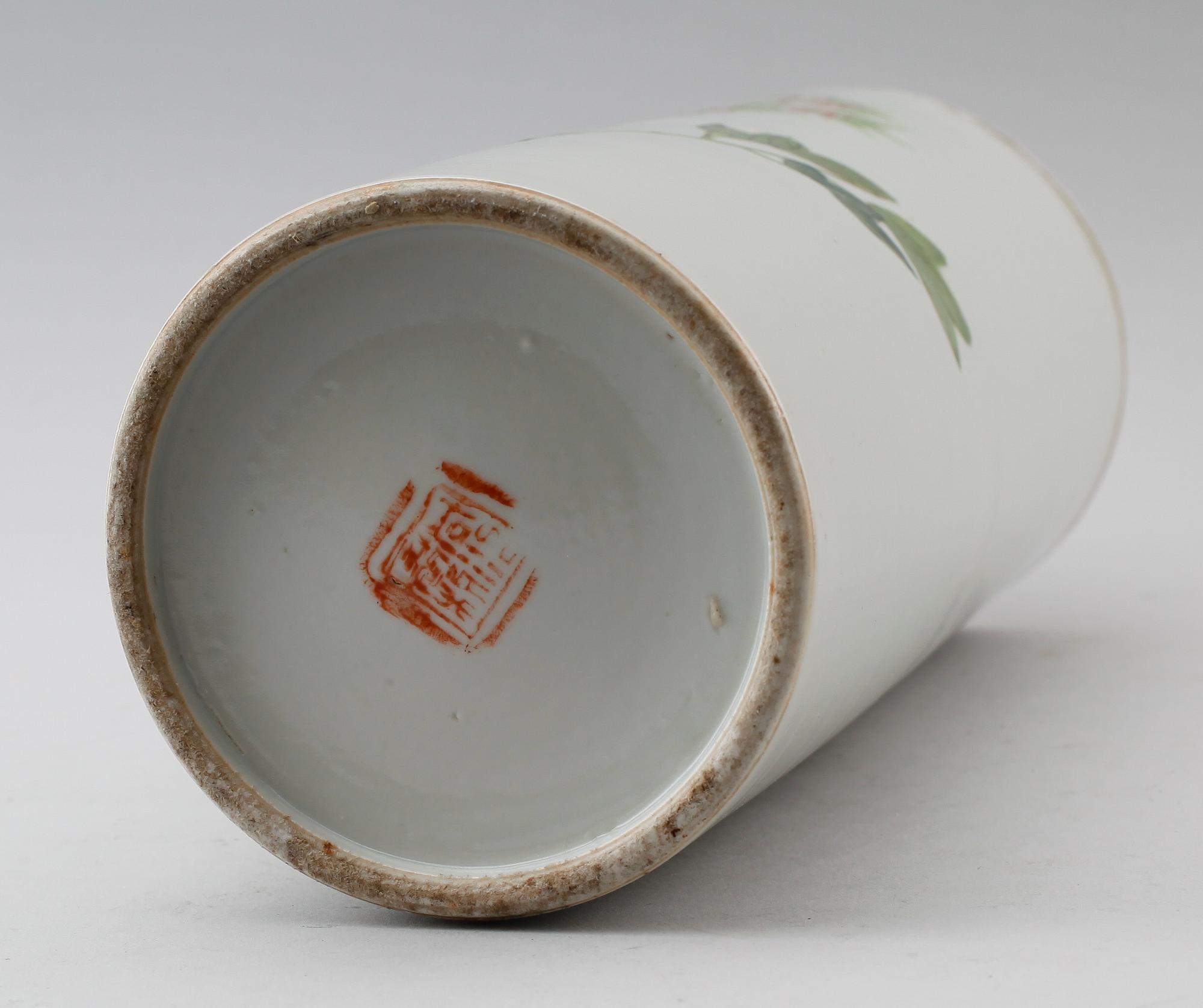 PENSELVAS, porslin, Kina, 1800-tal.