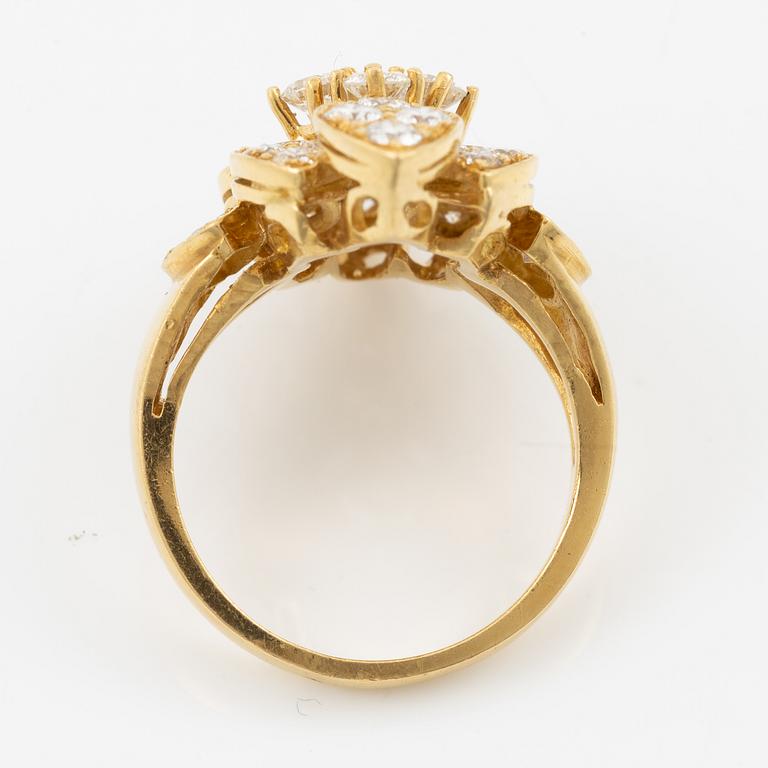 Ring in 18K gold set with brilliant-cut diamonds.