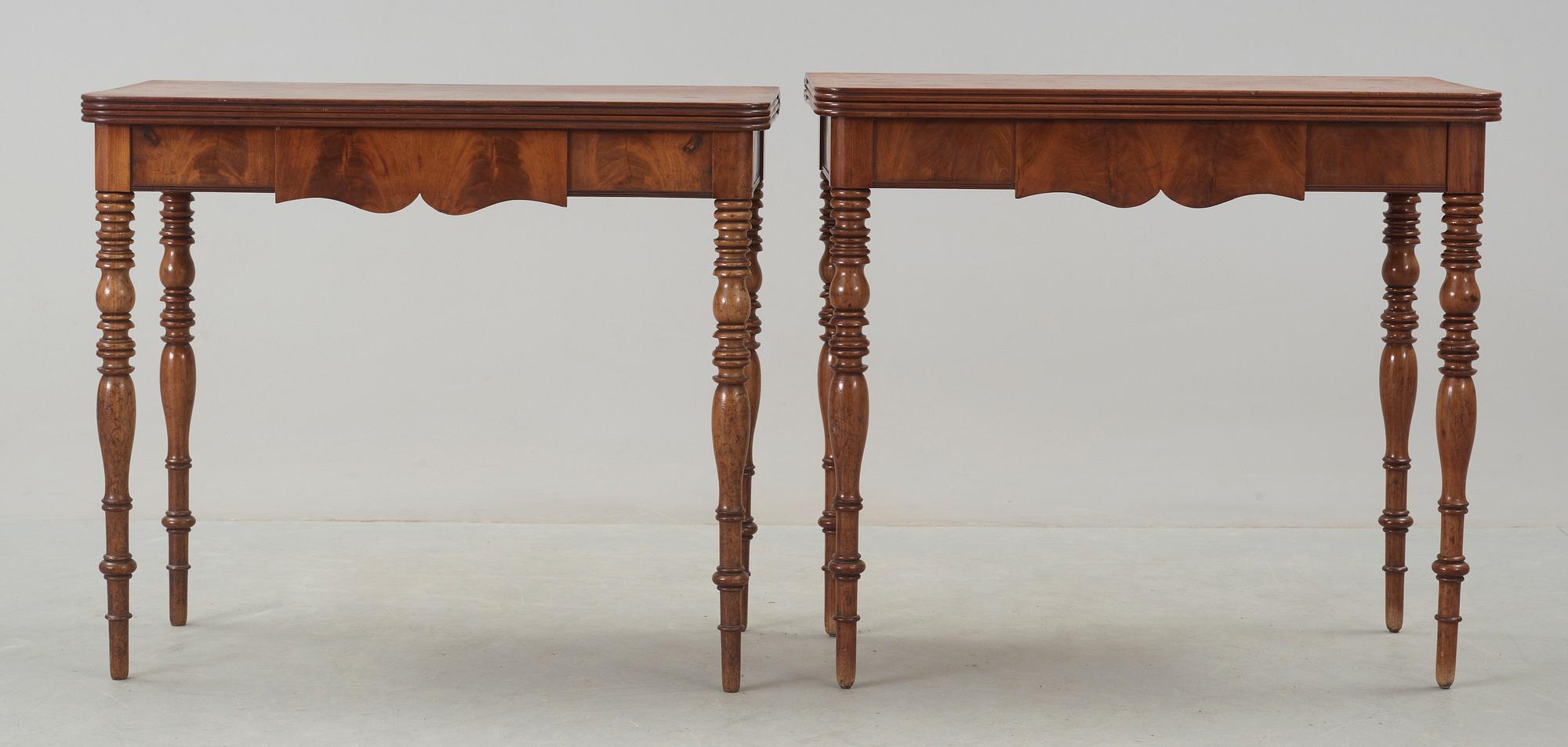 SPELBORD, ett par, Karl Johan. Stockholm. En etikettmärkt tapetserare A. Hyllengren.