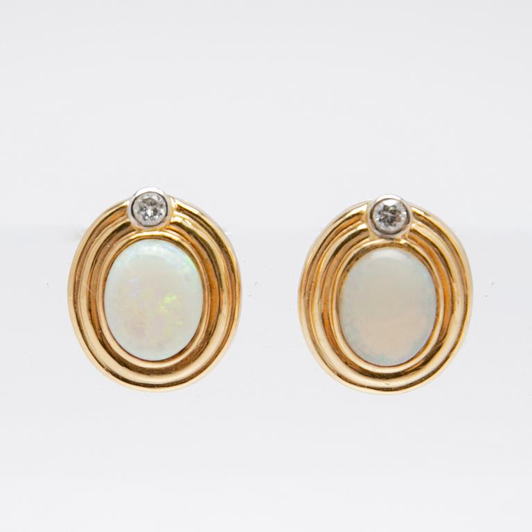 Earrings, 18k gold with opals and brilliant-cut diamonds.