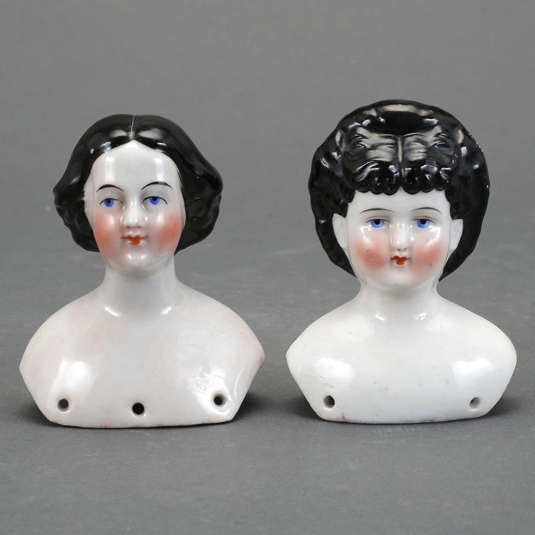 DOCKHUVUDEN, 2 st, porslin. 1800-talets andra hälft.