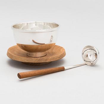 Bertel Gardberg, sauce bowl and laddle for Hopeatehdas Oy Helsinki 1959.