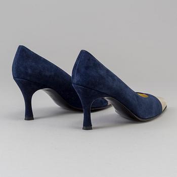 A pair of pumps Charles Jourdan, in size 8,5.