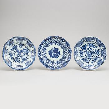 Three blue and white plates (2+1), Qing dynasty, Kangxi (1662-1722).