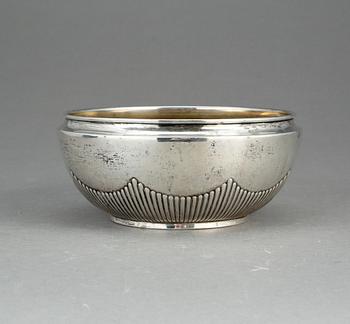 SKÅL, silver. Otydlig tillverkarstämpel, Stockholm, sannolikt 1908. Vikt ca 233 gram.