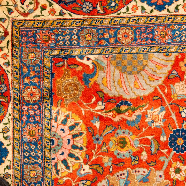 A carpet, a semi-antique Tabriz, ca 528-535 x 346,5-352,5 cm, signed Farhan.