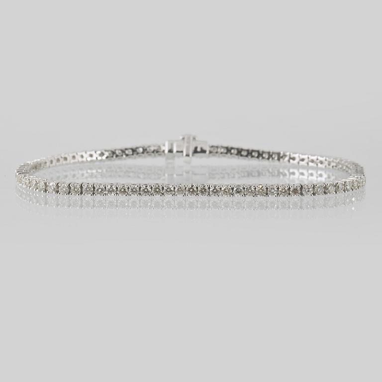 ARMBAND, 18k vitguld med 82 briljantslipade diamanter, 3.05 ct. Vikt 10 g.
