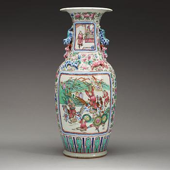 A large ground famille rose vase, late Qing dynasty (1662-1912).