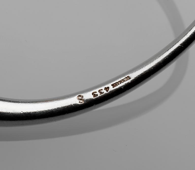 ARMRING, sterlingsilver, "Offspring", Jacqueline Rabun för Georg Jensen, Danmark, 2002. Vikt ca 46 g.