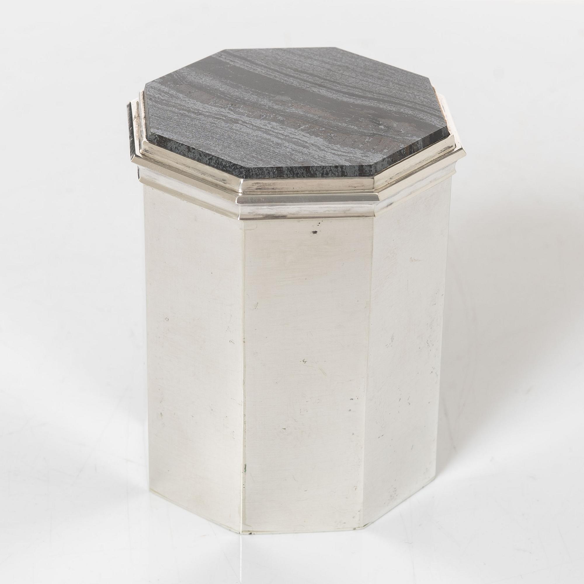Atelier Borgila, burk med lock, sterling silver och järnmalm, Stockholm 1978.