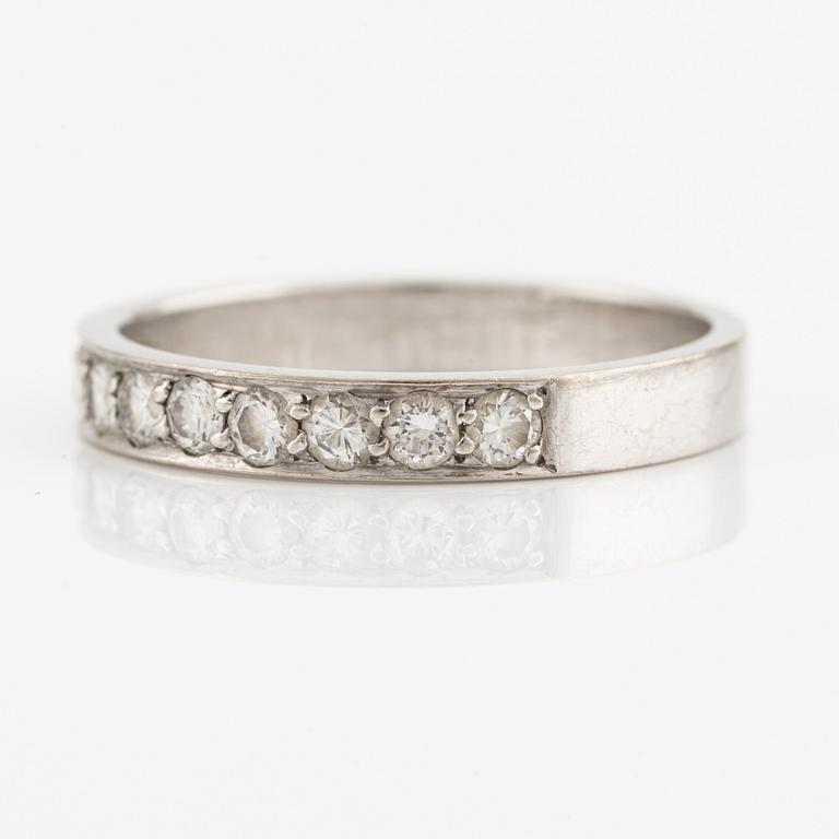 Ring, 18K white gold with brilliant-cut diamonds.