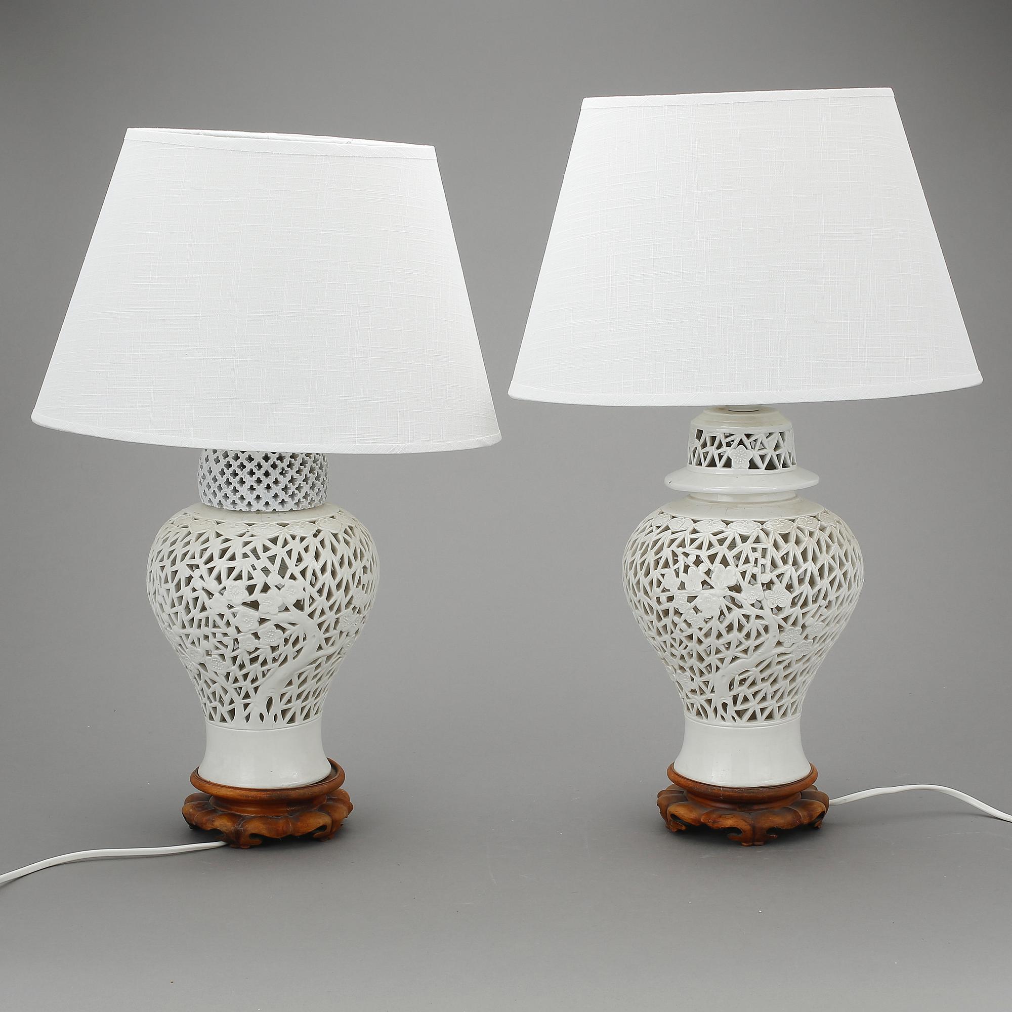 BORDSLAMPOR, ett par, porslin, 1900-tal, Kina.