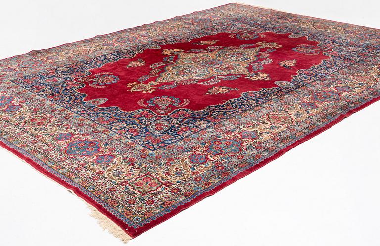 A semi-antique Kerman carpet, ca 431 x 312,5 cm.