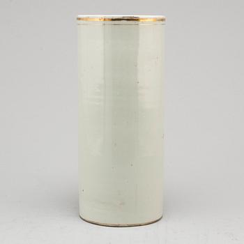 A Chinese famille rose hat stand, 20th century.