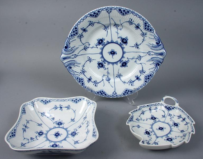 SERVISDELAR, 106 delar, porslin, "Musselmalet", Kongl. Dansk.