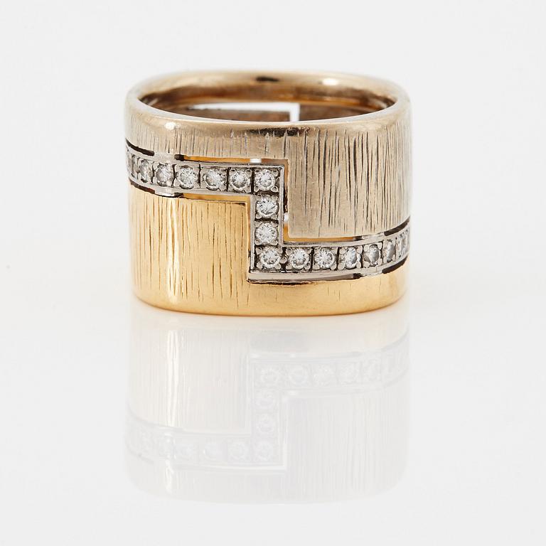 Ring 18K guld med runda briljantslipade diamanter.