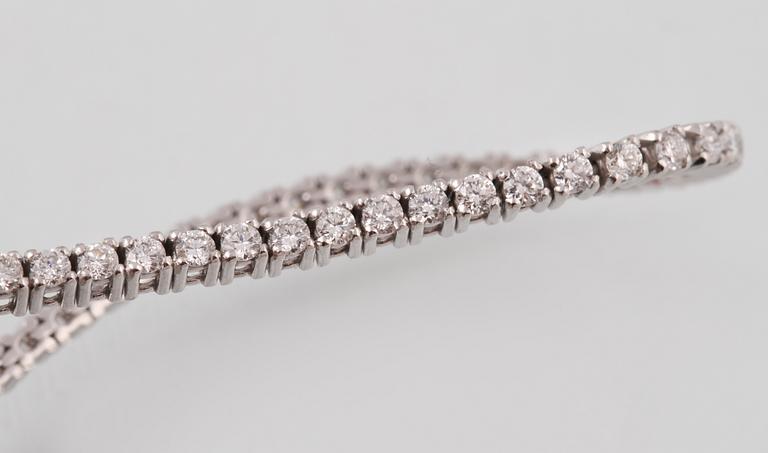 ARMBAND, 18K vitguld med briljantslipade diamanter, ca 2.22 ct, Milano, Italien. Vikt 8,1 gram.