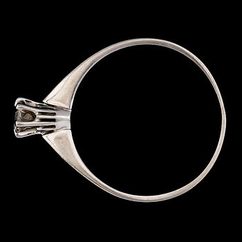 RING, 18 k vitguld med briljantslipad diamant 0.15 ct WVS, 1900-talets andra hälft. Total vikt ca 1 gram.