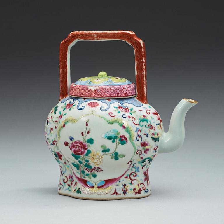 A famille rose teapot, Qing dynasty, 19th Century.