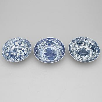 BÄRTALLRIKAR, 3 st. Porslin. Ming dynastin, Wanli (1572-1620).