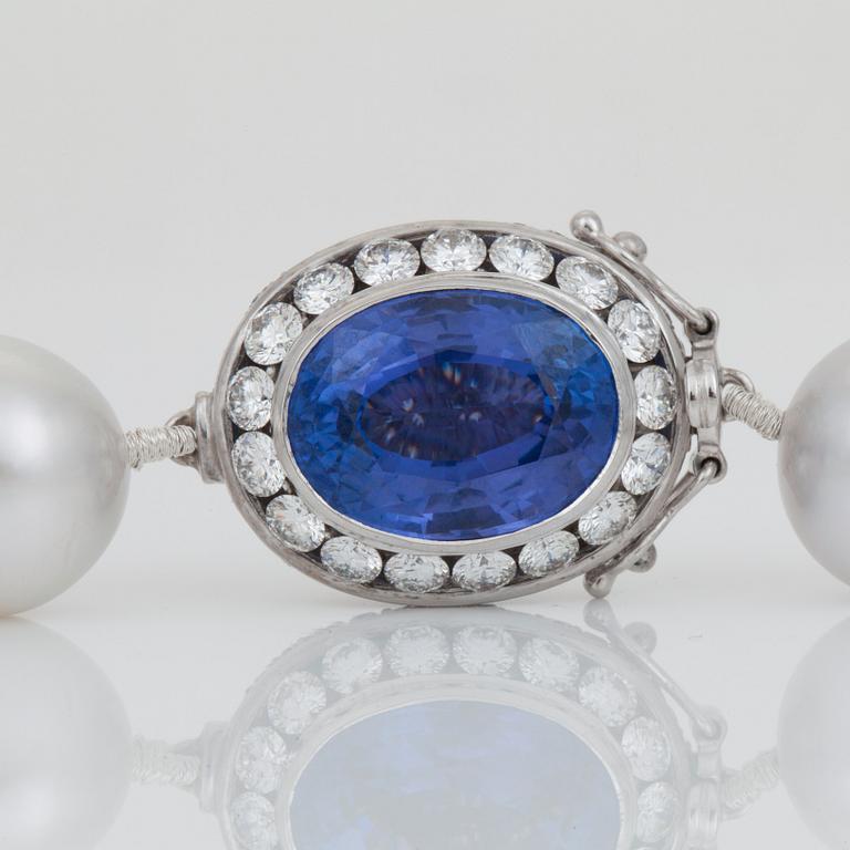 A cultured South Sea necklace with a clasp set with a tanzanite, circa 11.00 ct, and brilliant-cut diamonds.