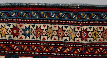 Matta, antik/semiantik Shirvan sannolikt, ca 178-180 x 125-129,5 cm (kortsidorna inklusive 2-2,5 cm "slätväv"),