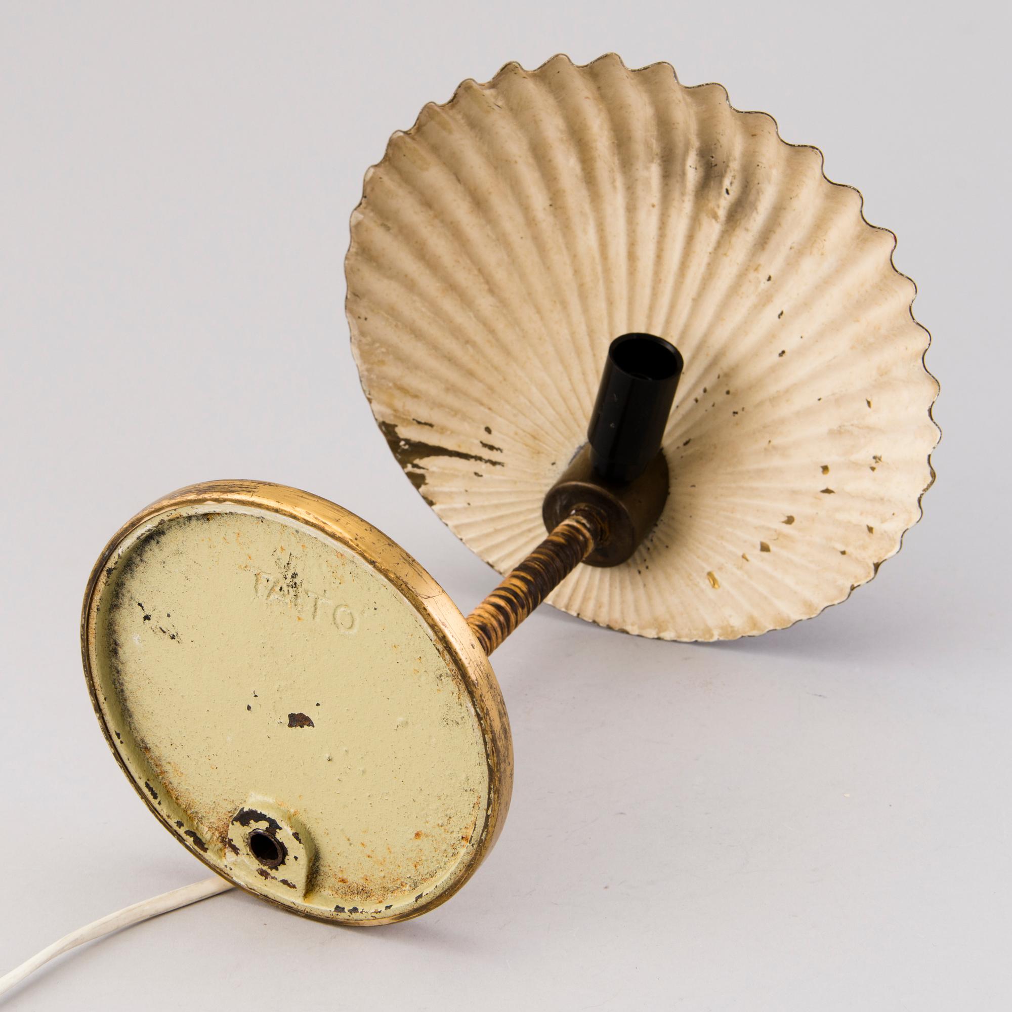 PAAVO TYNELL, BORDSLAMPA. Snäcka. Tillverkad av Taito Oy. Formgiven 1938/39.