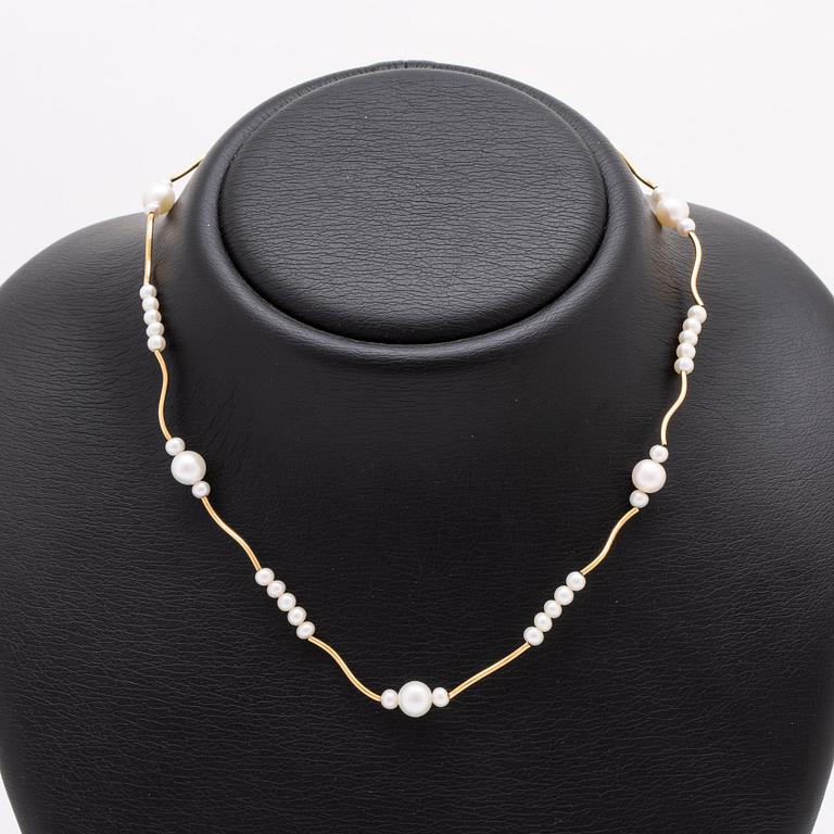 Pearl-necklace, cultured pearls, approx 4 mm and 7 mm, length approx 40 cm.