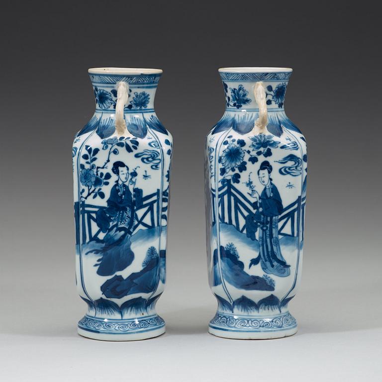 VASER, ett par, porslin, Kina, Qingdynastin, Kangxi (1662-1722).