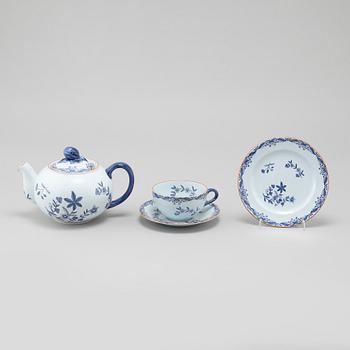 12 pieces of "Ostindia" table ware in earthenware, Rörstrand, 20th century.