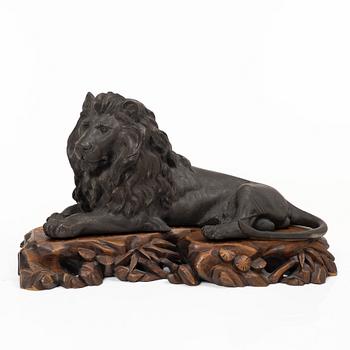 A pair of Japanese bronze lions, Meiji (1868-1912). Signed.