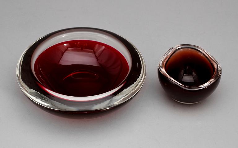 SKÅLAR, 2 st, glas, bla Vicke Lindstrand, Kosta Boda samt Orrefors, sign, 1900-talets mitt.