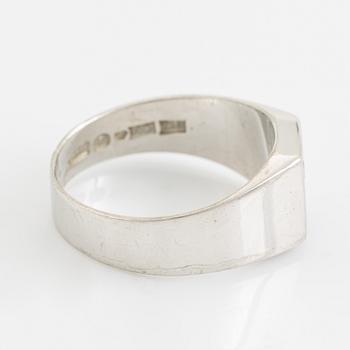 18K white gold and brilliant cut diamond ring.