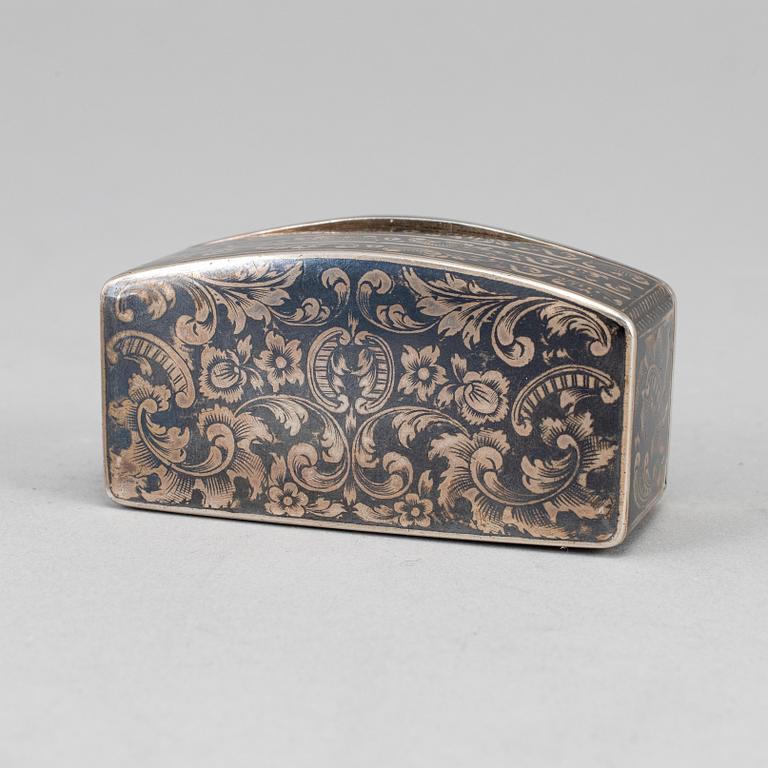 A Russian 19th century parcel-gilt silver and niello snuff box, mark of N. Michaelov, Moscow 1848.