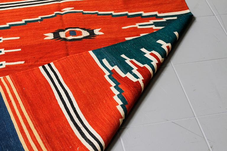 A KILIM VERAMIN, 200 x 118 cm.