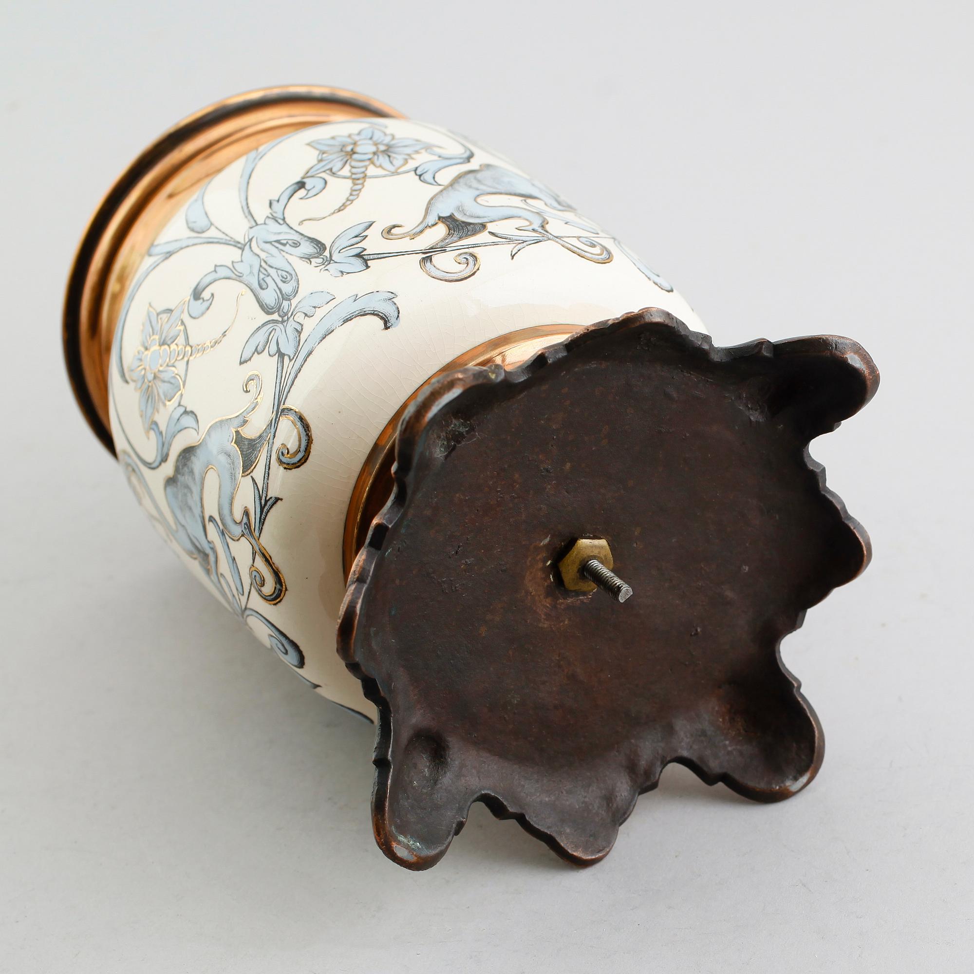 FOTOGENLAMPA, majolika och metall, tidigt 1900-tal.