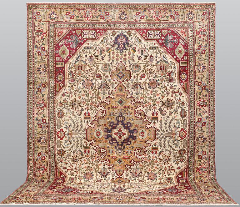 A carpet, Tabriz, ca 392 x 291 cm.