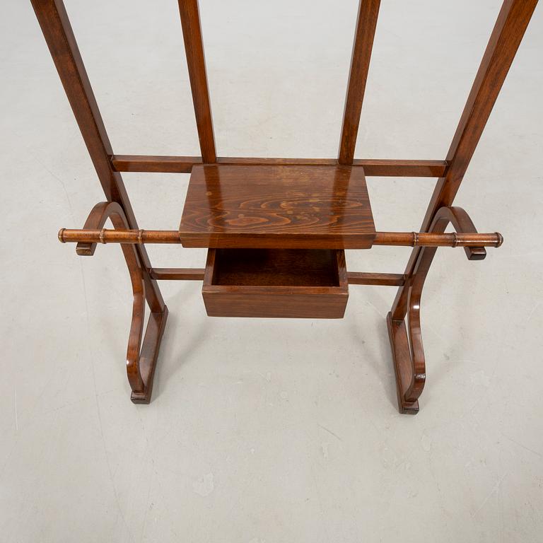 Hallmöbel/rockhängare 1900-talets första hälft.