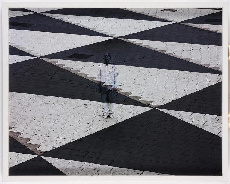 Liu Bolin, "No 1 Square", 2011.