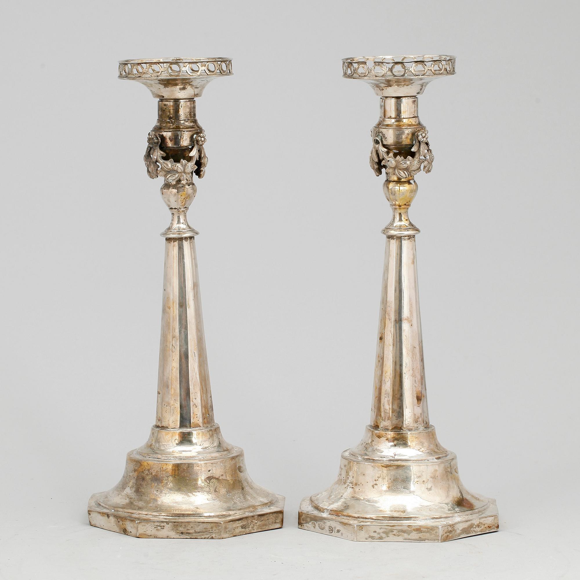 LJUSSTAKAR, ett par, silver, empire, troligen Tyskland, 1800-talets första hälft. Tot ca 737 gram.