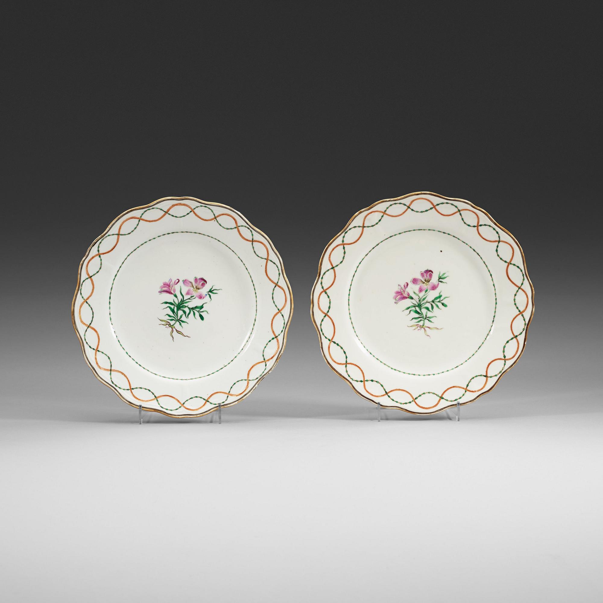 TALLRIKAR, ett par, vapenporslin. Qing dynastin, Qianlong (1736-95) ca 1770.