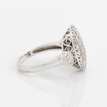 An 18K white gold ring set with round brilliant-cut diamonds.