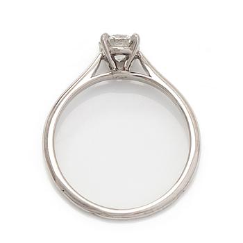 Cartier, ring, platina med briljantslipad diamant ca 0.46 ct. Med GIA dossier.
