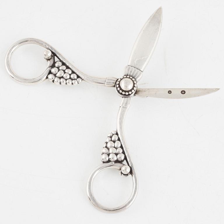 Georg Jensen, a pair of sterling silver fruit/grape scissors, Copenhagen 1927.