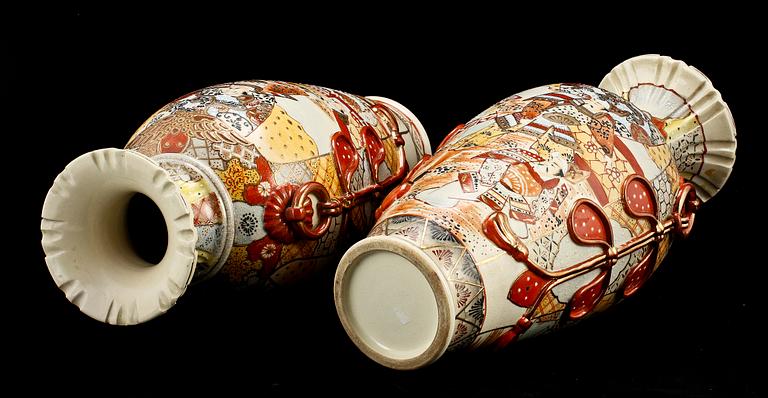 VASER, ett par, porslin, Satsuma, Japan, 1900-tal.