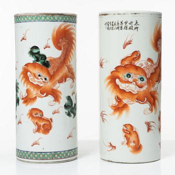 Penselvaser, två st, porslin. Kina, tidigt 1900-tal.