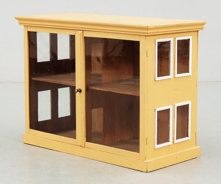 DOCKSKÅP, trä, 1900-talets första hälft.