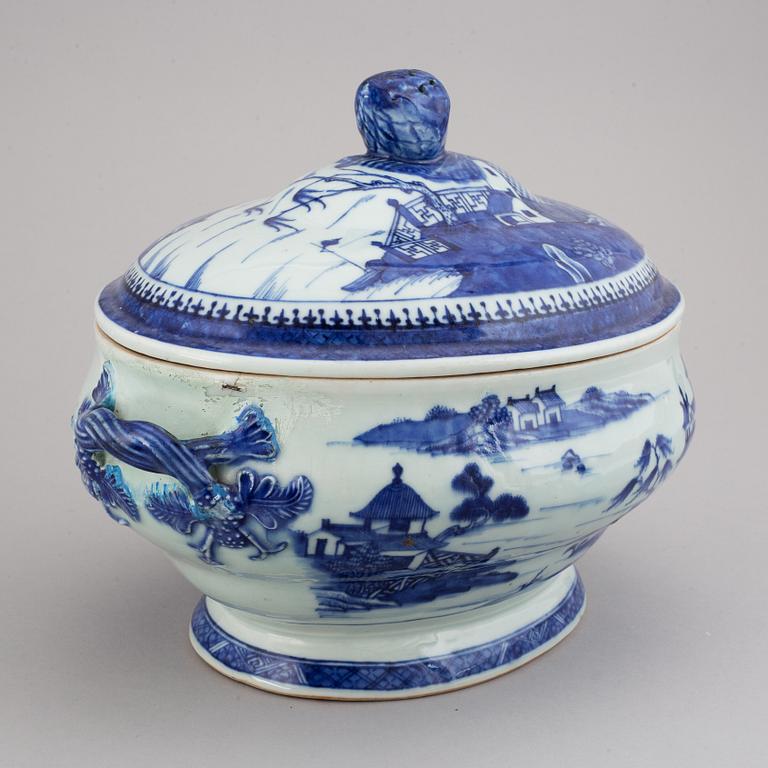 A blue and white tureen with cover, Qing dynasty, Qianlong (1736-95).