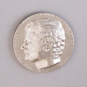 A commemorative platinum 999/1000 medallion, Carl XVI Gustaf, King of Sweden 1973, numbered 43/50, marked P. Lunde -73.