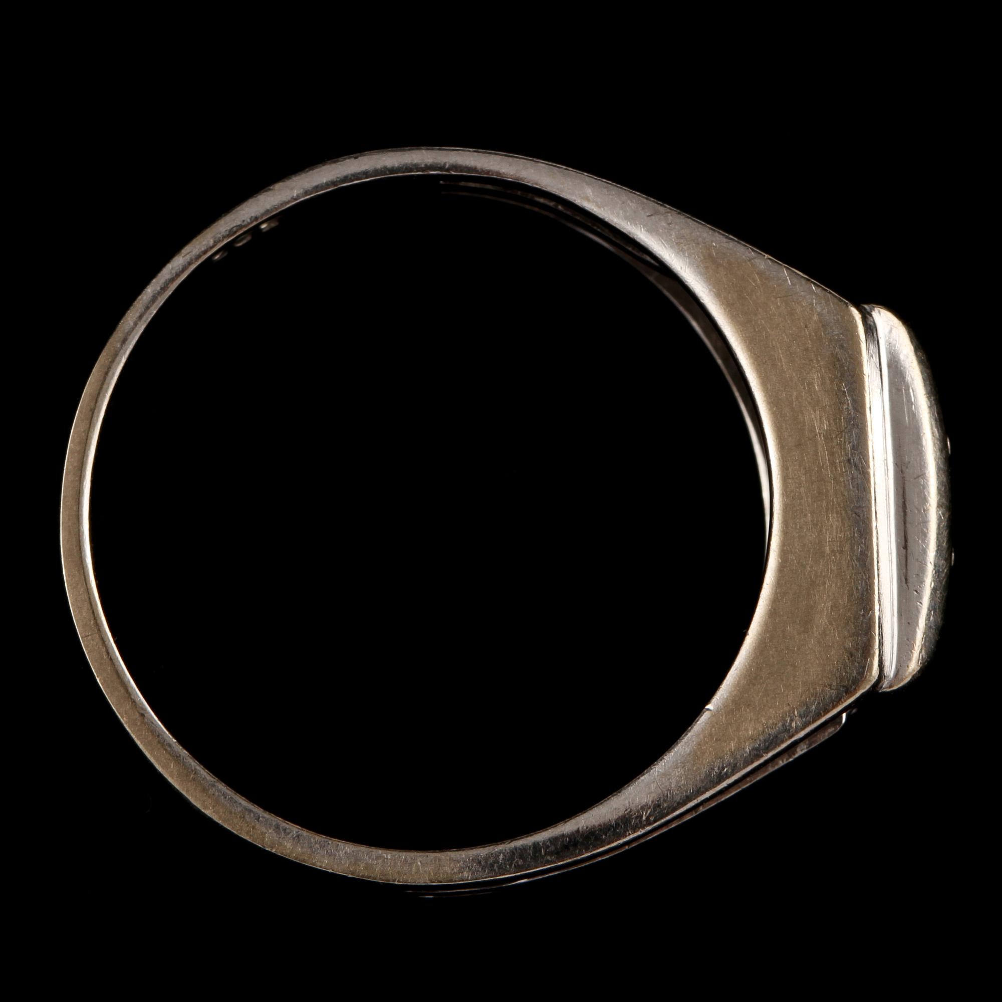 RING, 14k vitguld med 3 åttkantslipade diamanter tot 0.04 ct, omkring 1900-talets mitt. Vikt 4 g.